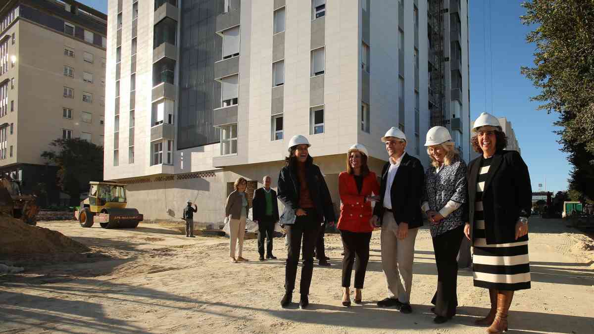 Representantes de Junta y Ayuntamiento, en una visita a las obras de Matadero.