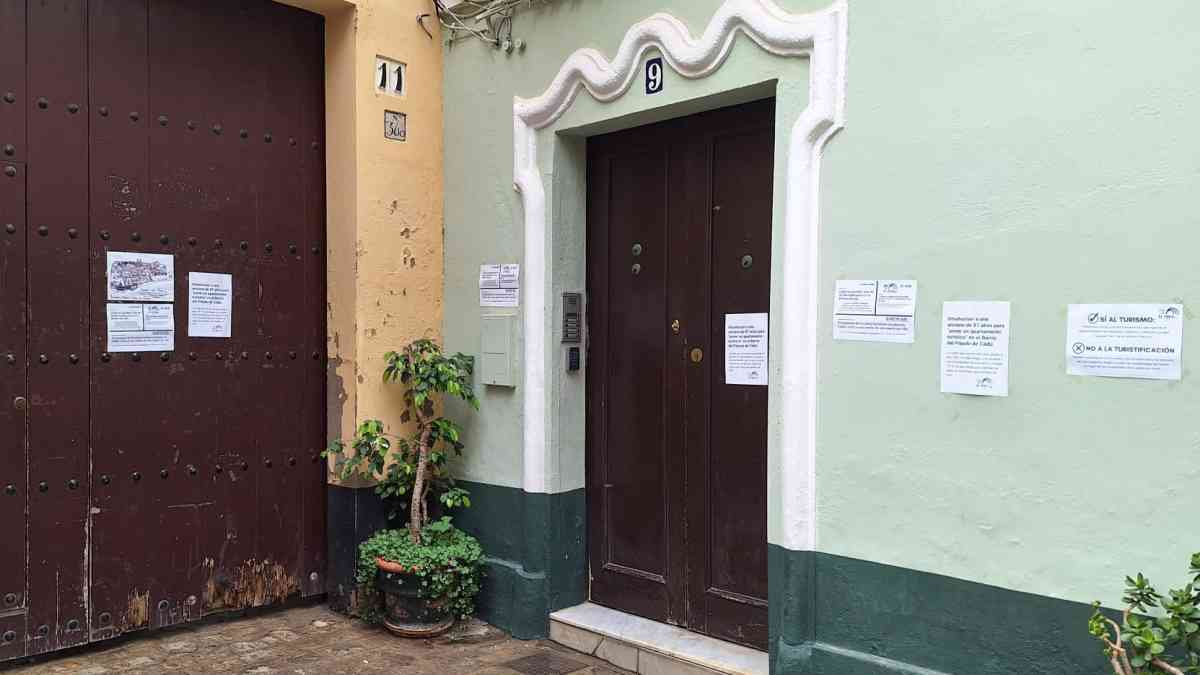 El portal de Mesón, 9, en el barrio del Pópulo.