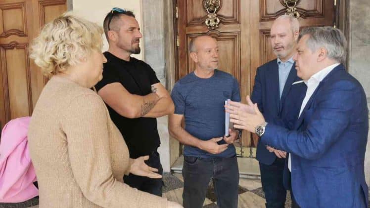 Óscar Torres y José Ramón Ortega, durante su reunión con los representantes de los trabajadores este viernes.