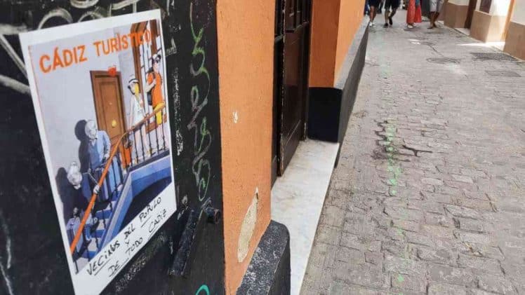 Uno de los carteles que han aparecido en el barrio de El Pópulo.