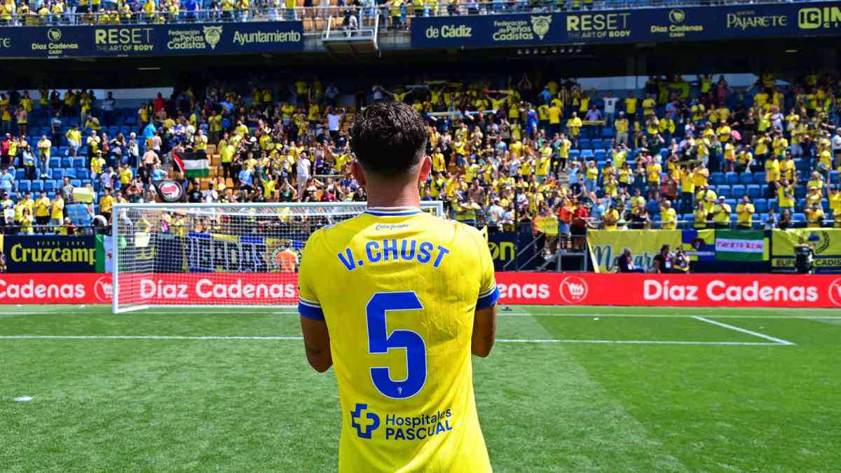 Víctor Chust, de espaldas, aplaude a la grada tras el encuentro frente al Getafe.