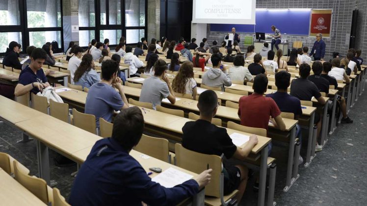 La selectividad y los exámenes a los estudiantes.