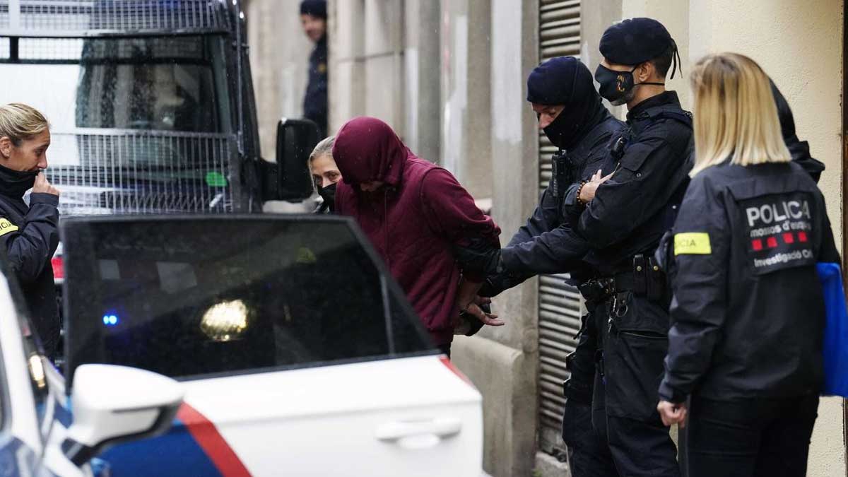 La Policía conduce al presunto violador a prisión.