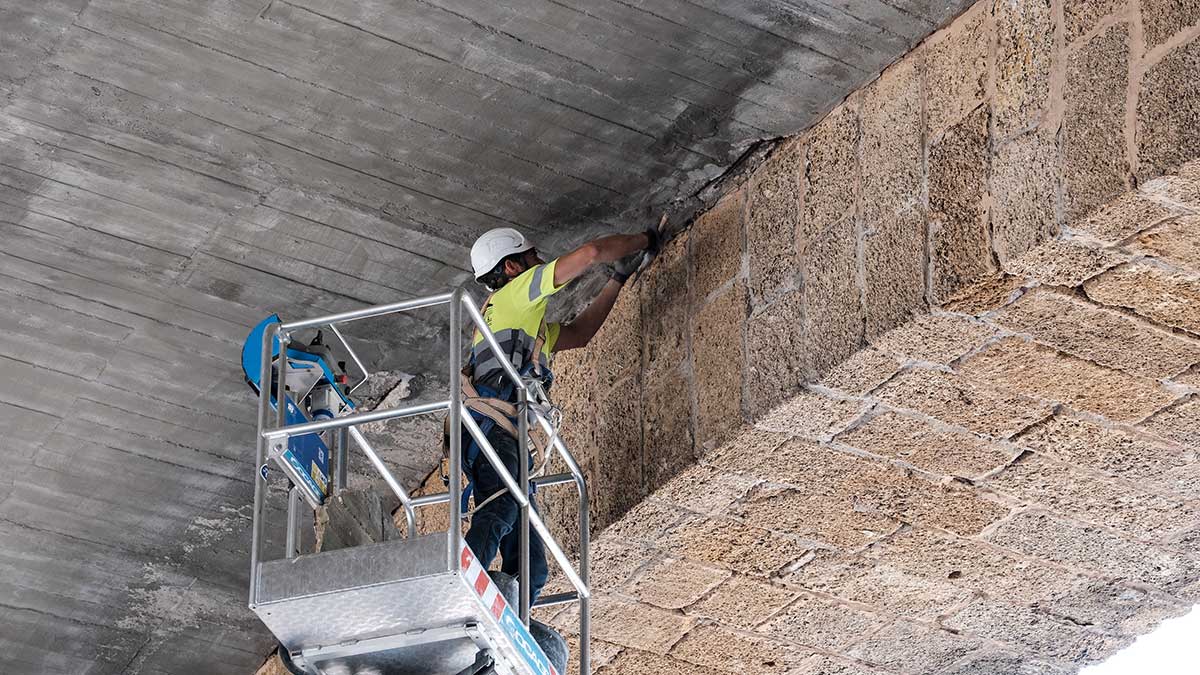 El Ayuntamiento de Cádiz actúa de urgencia en Puerta de Tierra por la aparición de una grieta