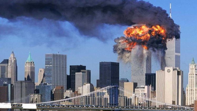 Vista del WTC ardiendo tras los impactos de los aviones el 11-S.