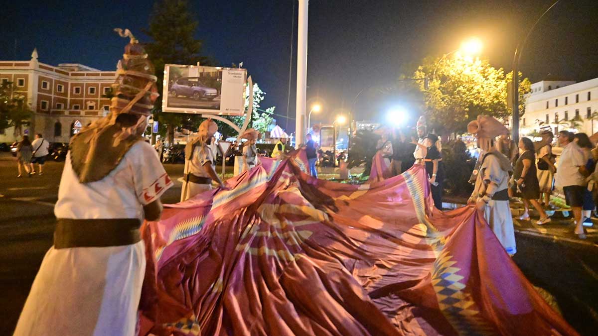 Caos organizativo en un deslucido y descontrolado pasacalles de inauguración poco fenicia de Cádiz Fenicia