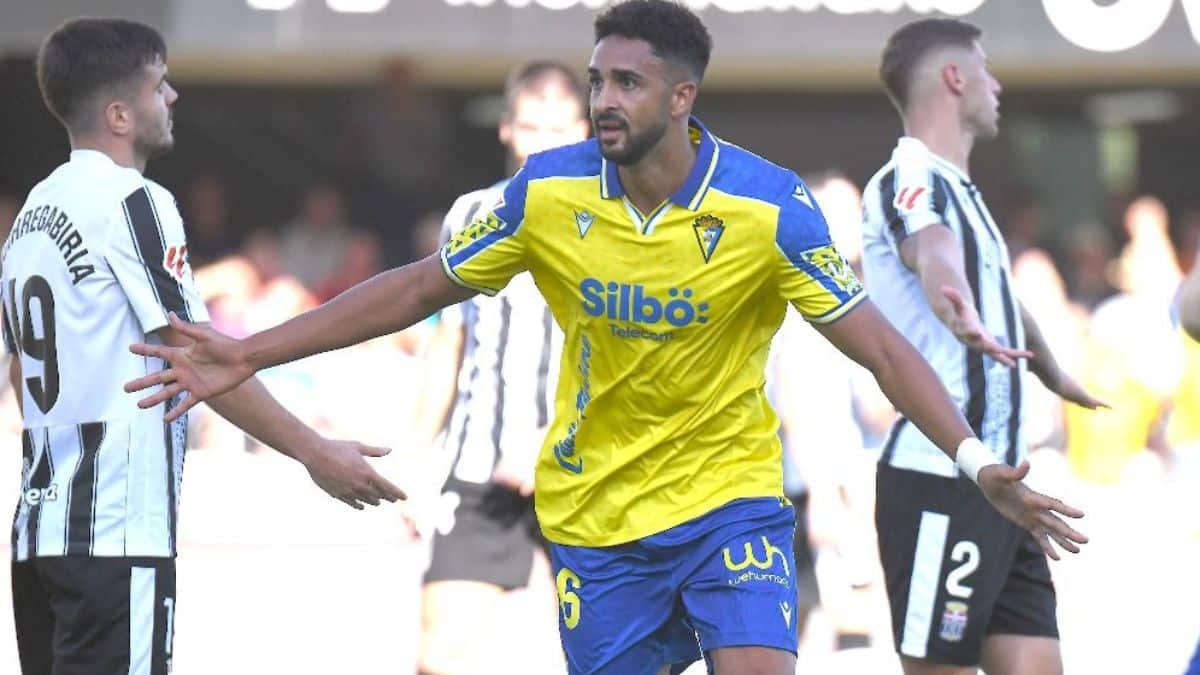 FC Cartagena-Cádiz CF (1-2): Los amarillos se rehacen de su 'caraja' con un gran Chris Ramos