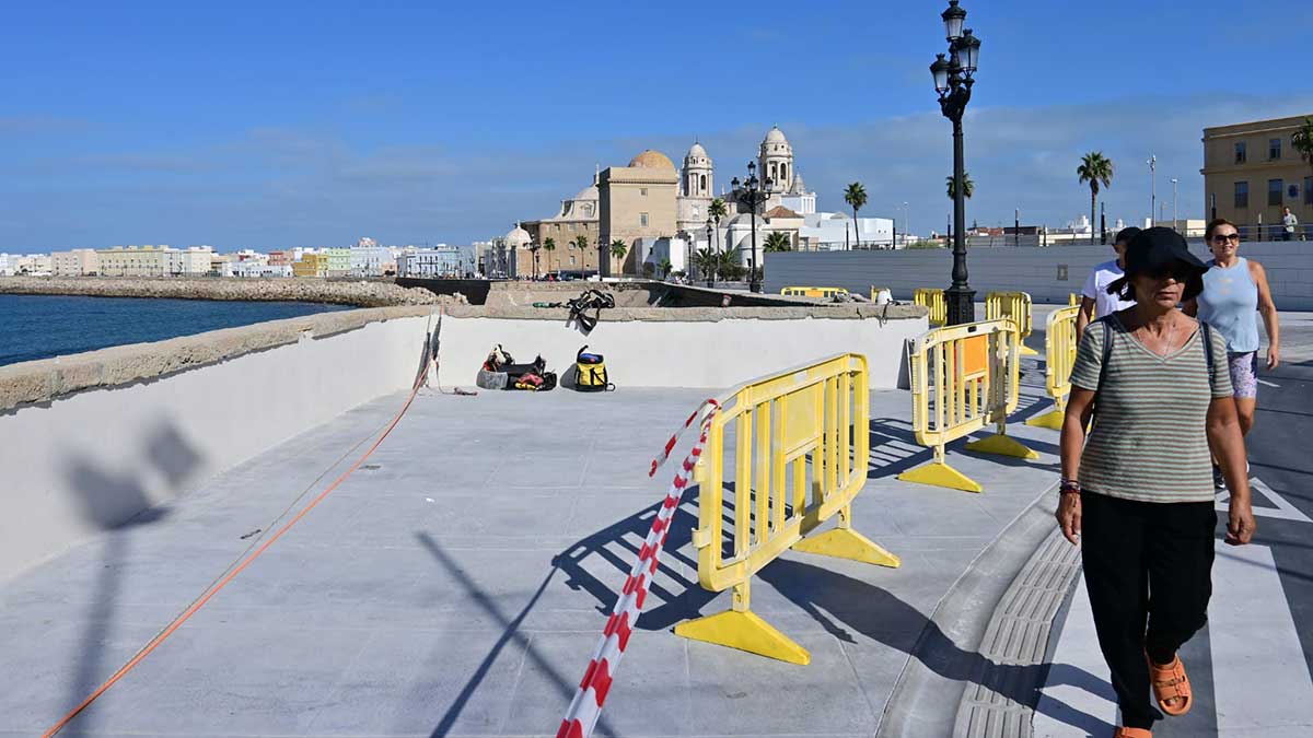 16 días después de la inauguración del final de la obra, vuelven los trabajos al Paseo del Vendaval de Cádiz