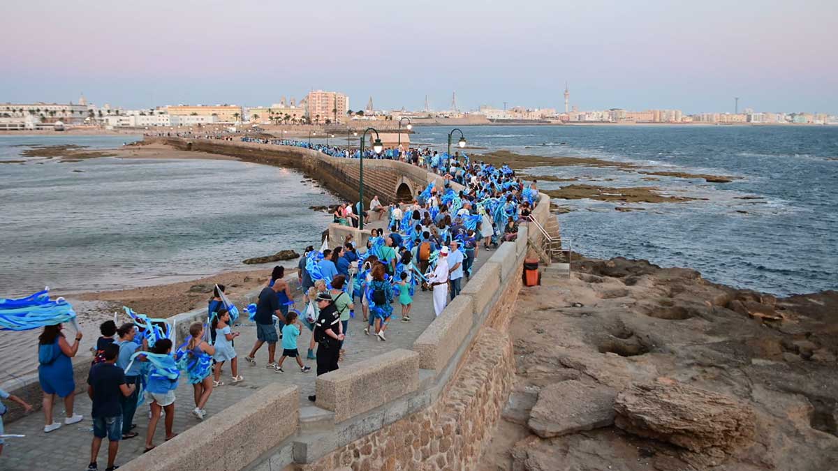 Caos organizativo en un deslucido y descontrolado pasacalles de inauguración poco fenicia de Cádiz Fenicia