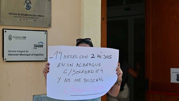 Desesperada tras 14 meses en un albergue en Cádiz con sus dos hijos, Rosa pide una solución