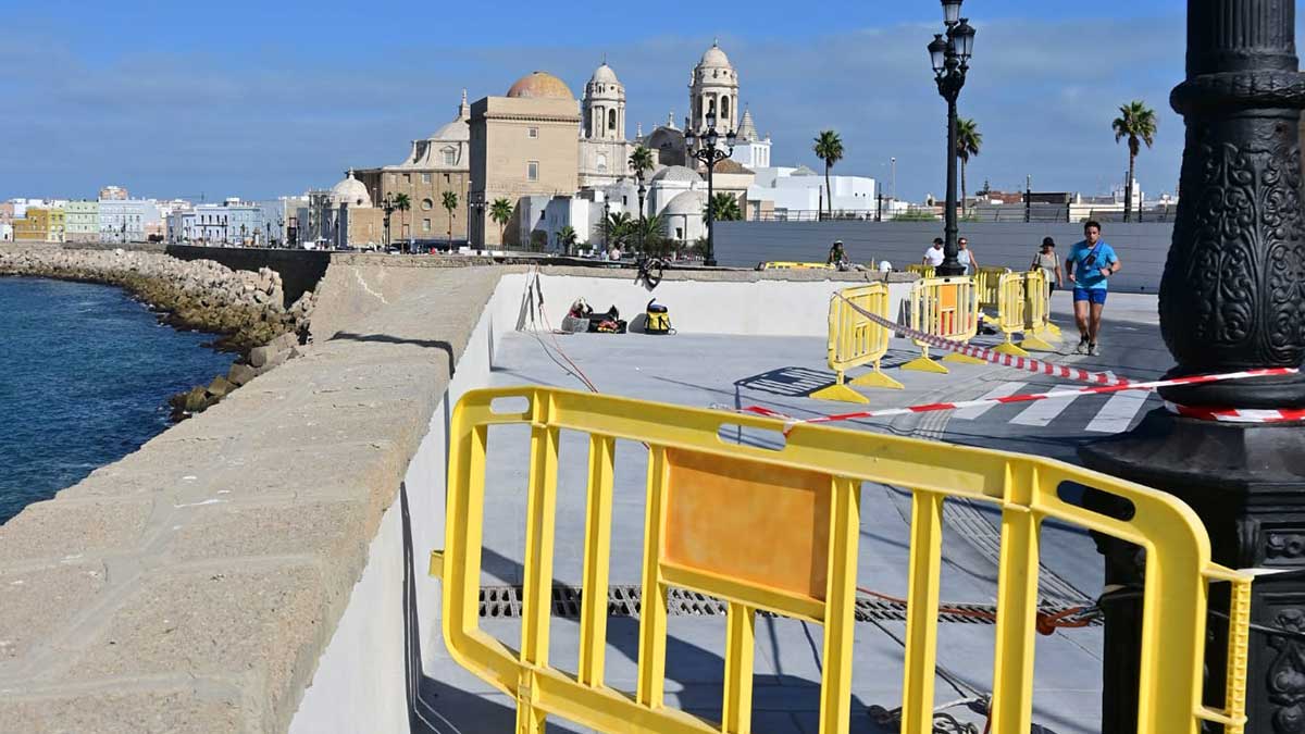 16 días después de la inauguración del final de la obra, vuelven los trabajos al Paseo del Vendaval de Cádiz