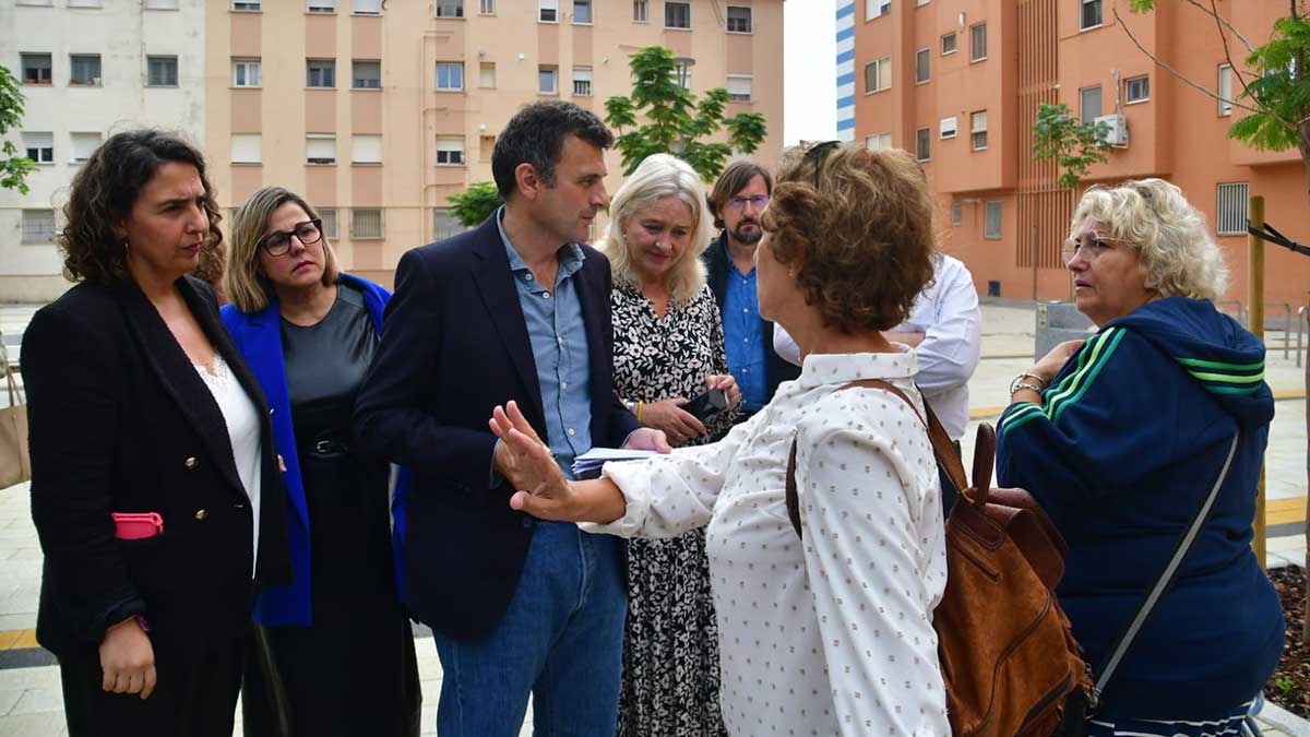 A Bruno García le cae un chaparrón... de críticas del vecindario del Pasaje de los Corrales de Cádiz