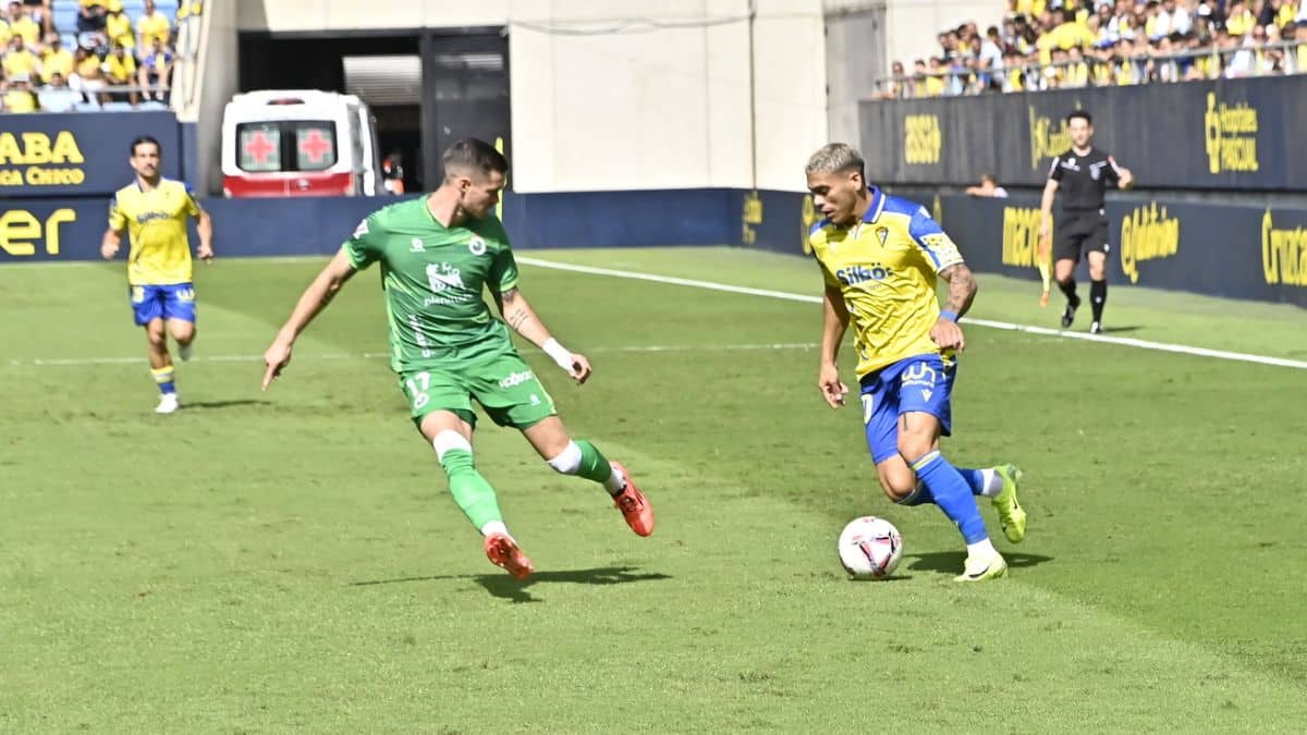 El Cádiz CF se mete en un problema tras caer ante el Racing de Santander (0-1)