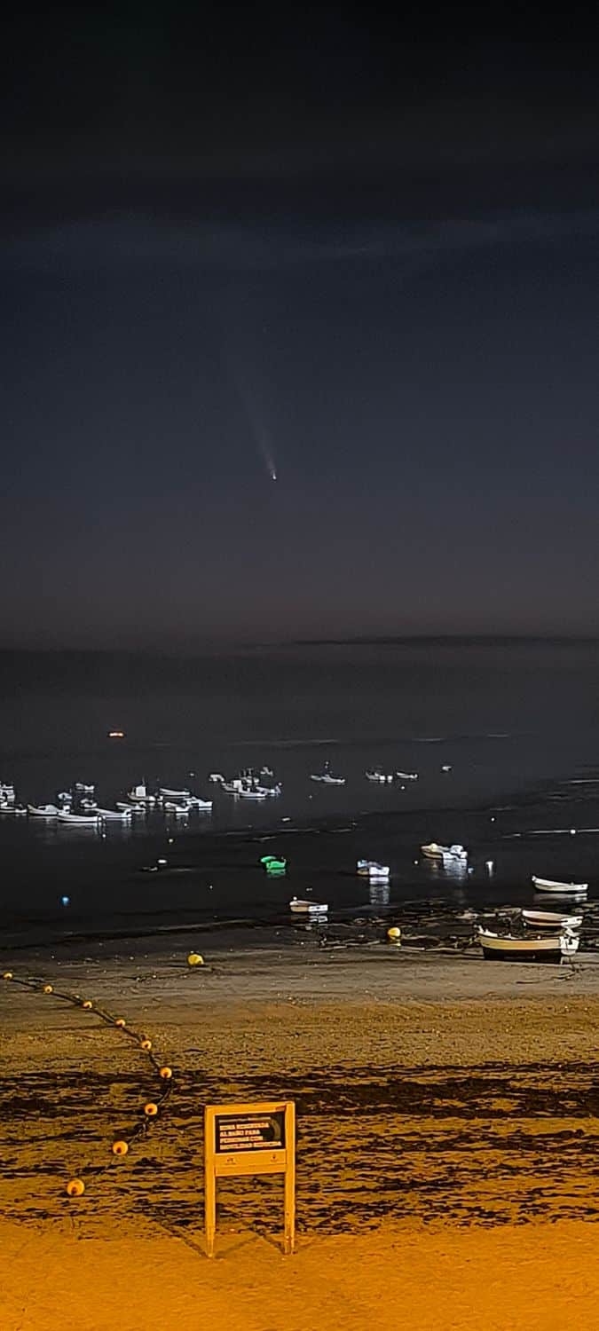 Las espectaculares imágenes del cometa del siglo sobre La Caleta de Cádiz