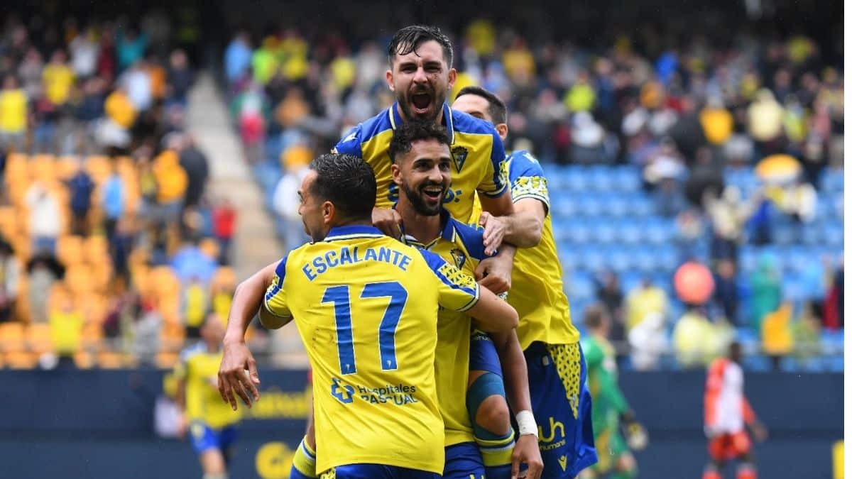 Chust y Escalante felicitan a Chris Ramos por la consecución del segundo gol del Cádiz CF ante el Real Oviedo. Foto: Cádiz CF.