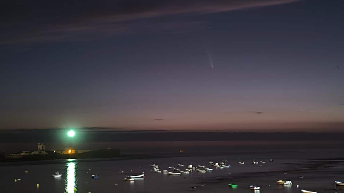 Las espectaculares imágenes del cometa del siglo sobre La Caleta de Cádiz