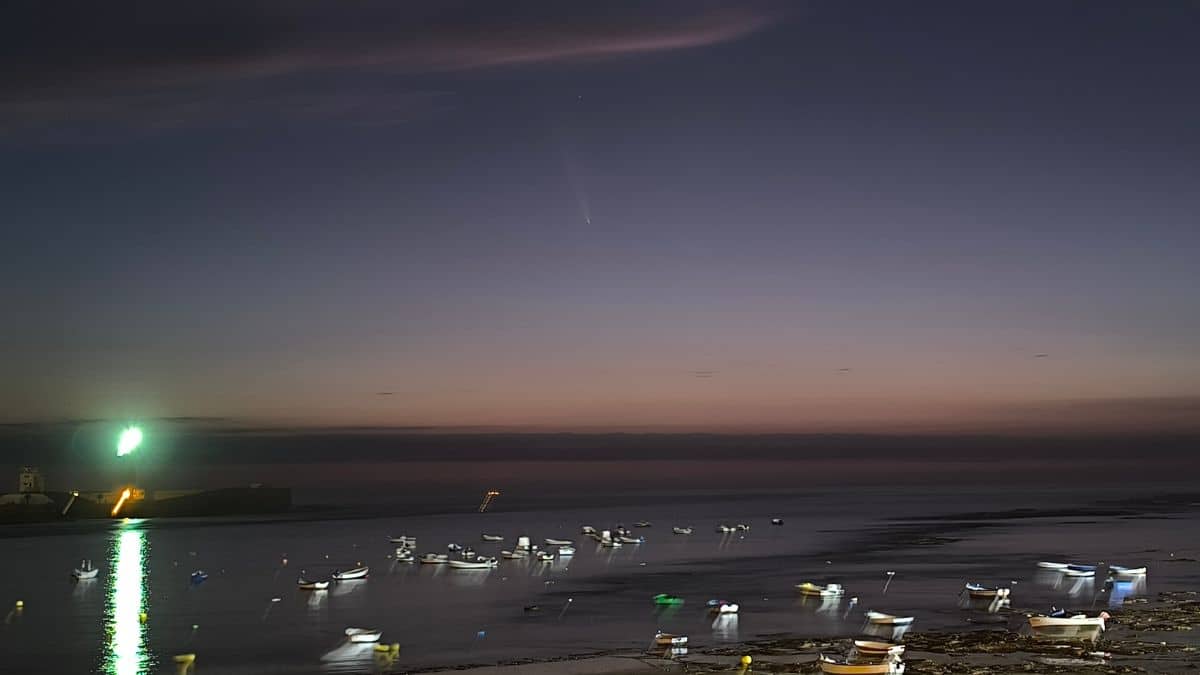 Las espectaculares imágenes del cometa del siglo sobre La Caleta de Cádiz