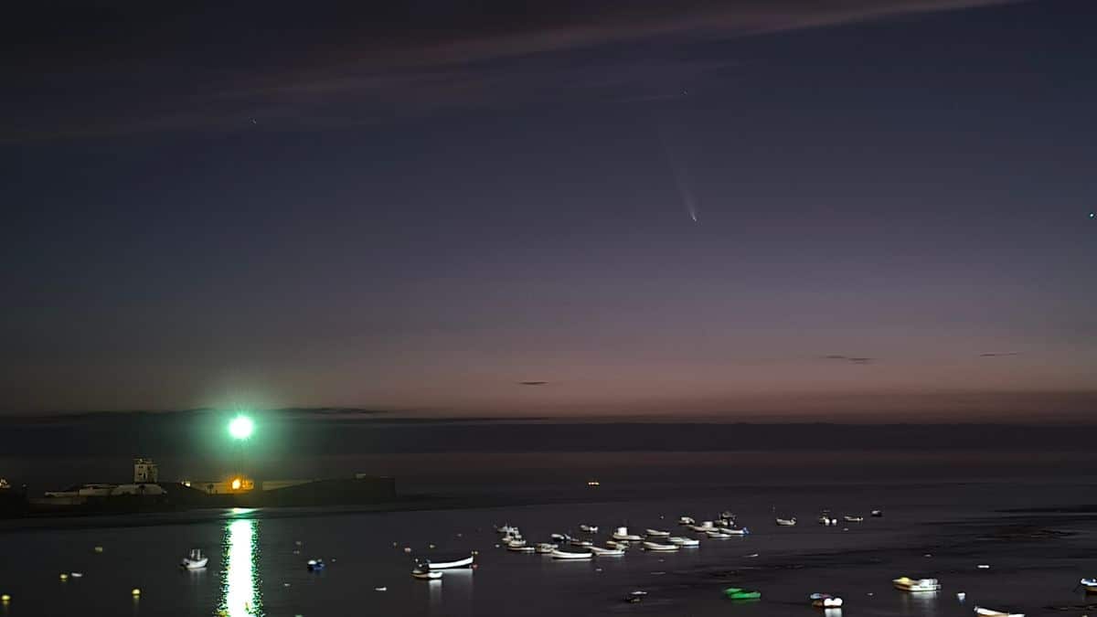 Las espectaculares imágenes del cometa del siglo sobre La Caleta de Cádiz