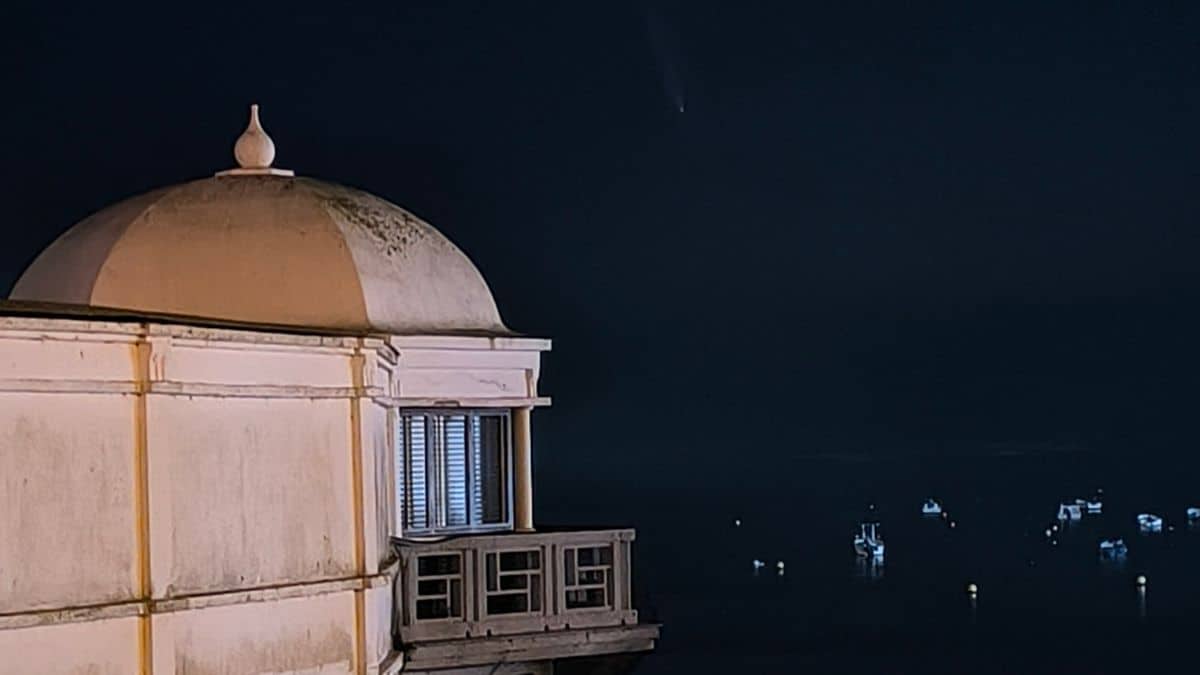 Las espectaculares imágenes del cometa del siglo sobre La Caleta de Cádiz