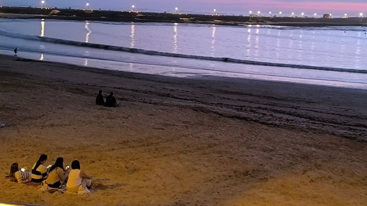 Las espectaculares imágenes del cometa del siglo sobre La Caleta de Cádiz