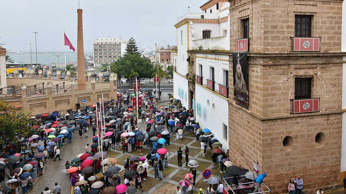 La lluvia obliga a suspender la procesión de la Virgen del Rosario en Cádiz