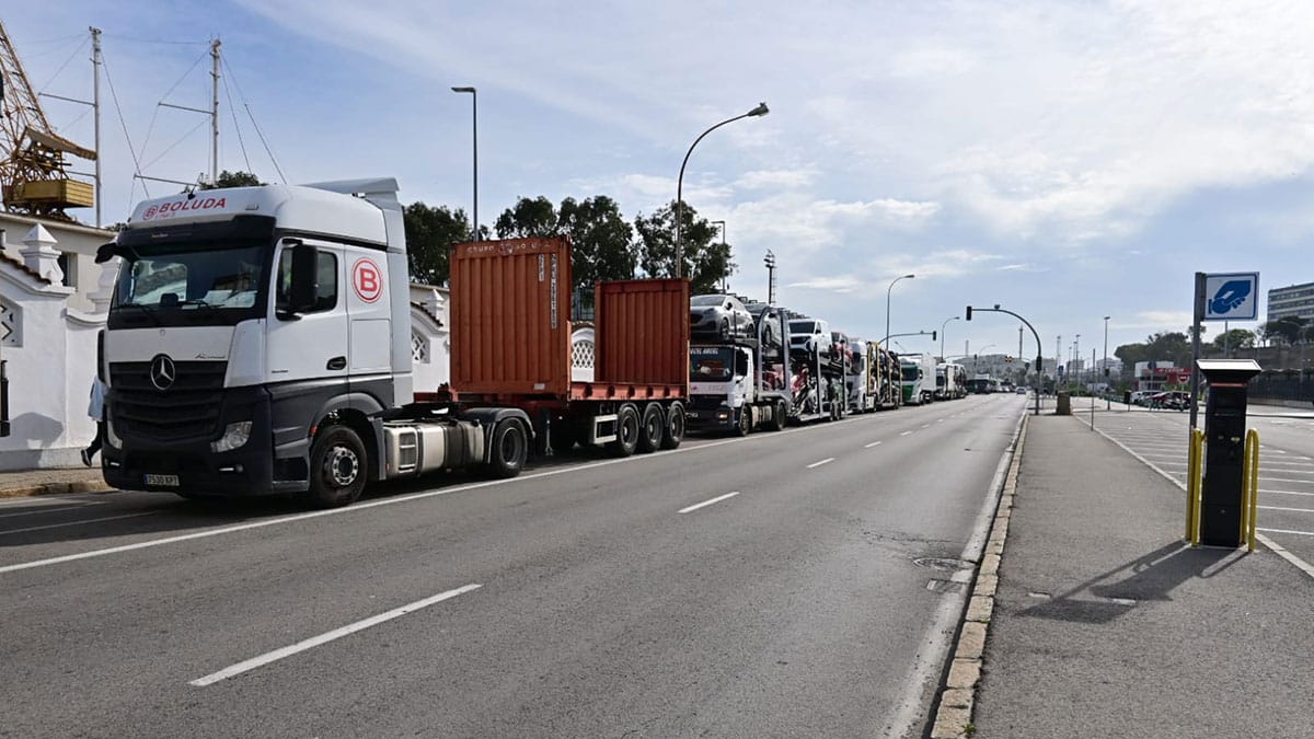 El choque de un camión con una farola provoca el corte de la Carretera Industrial de Cádiz durante una hora