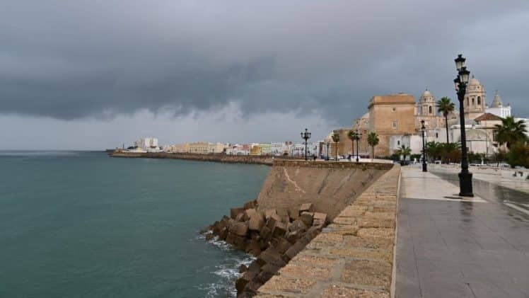 El alcalde de Cádiz destaca la preocupación por la coincidencia de la pleamar y la DANA en la ciudad