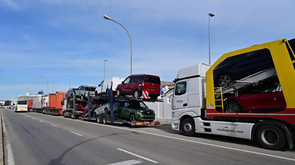 El choque de un camión con una farola provoca el corte de la Carretera Industrial de Cádiz durante una hora