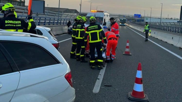 Fallece un motorista en un accidente en el Puente de la Constitución de 1812 de Cádiz