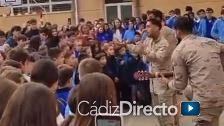 El Carnaval de Cádiz le pone música a la reapertura de un colegio en Valencia tras la DANA