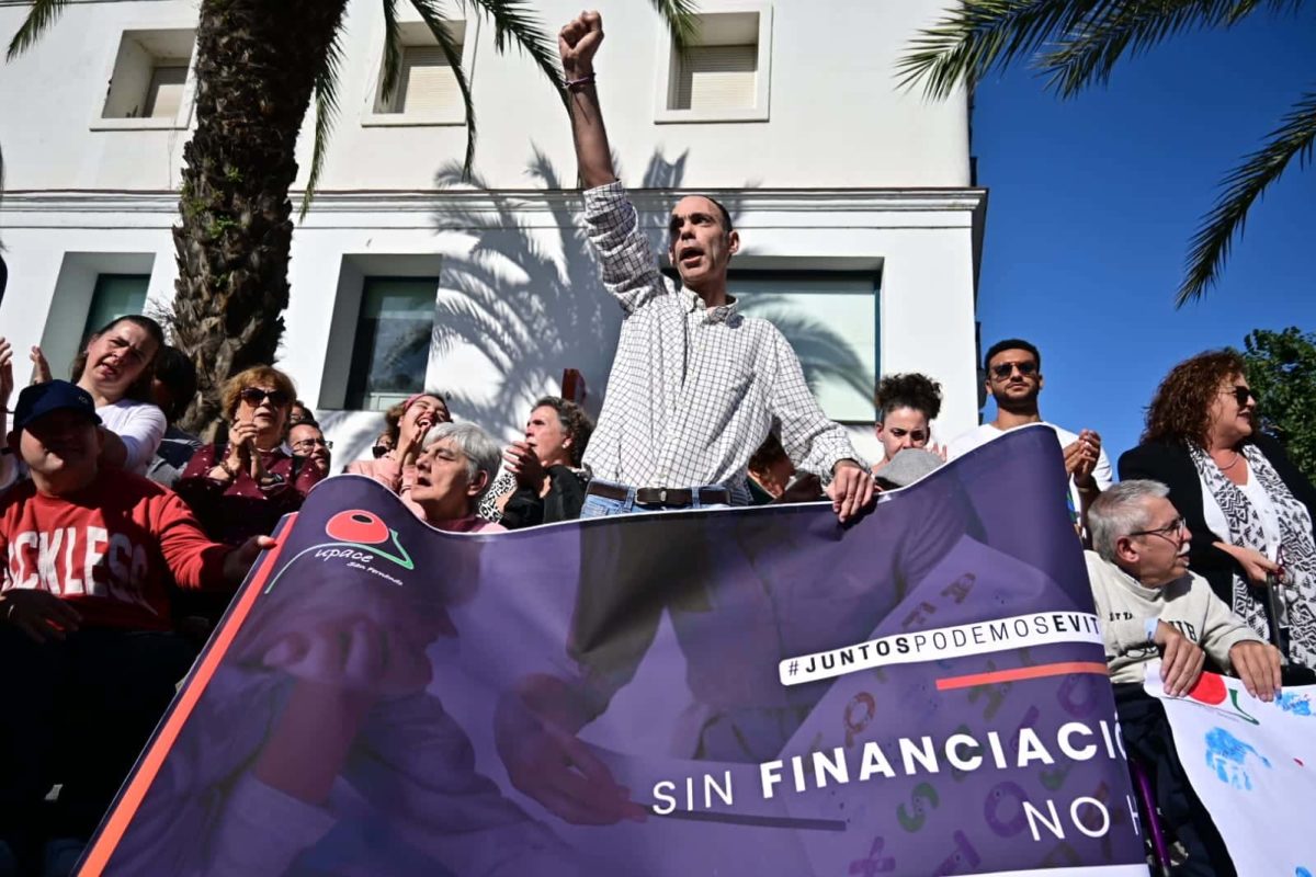 Movilización en Cádiz de denuncia del abandono de la Junta hacia la atención temprana