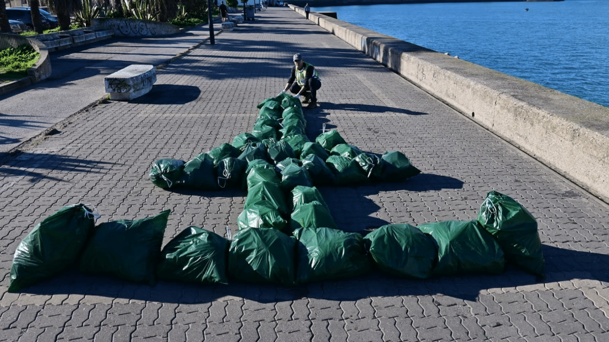 Recogen 200 kilos de basuras de la Punta San Felipe de Cádiz