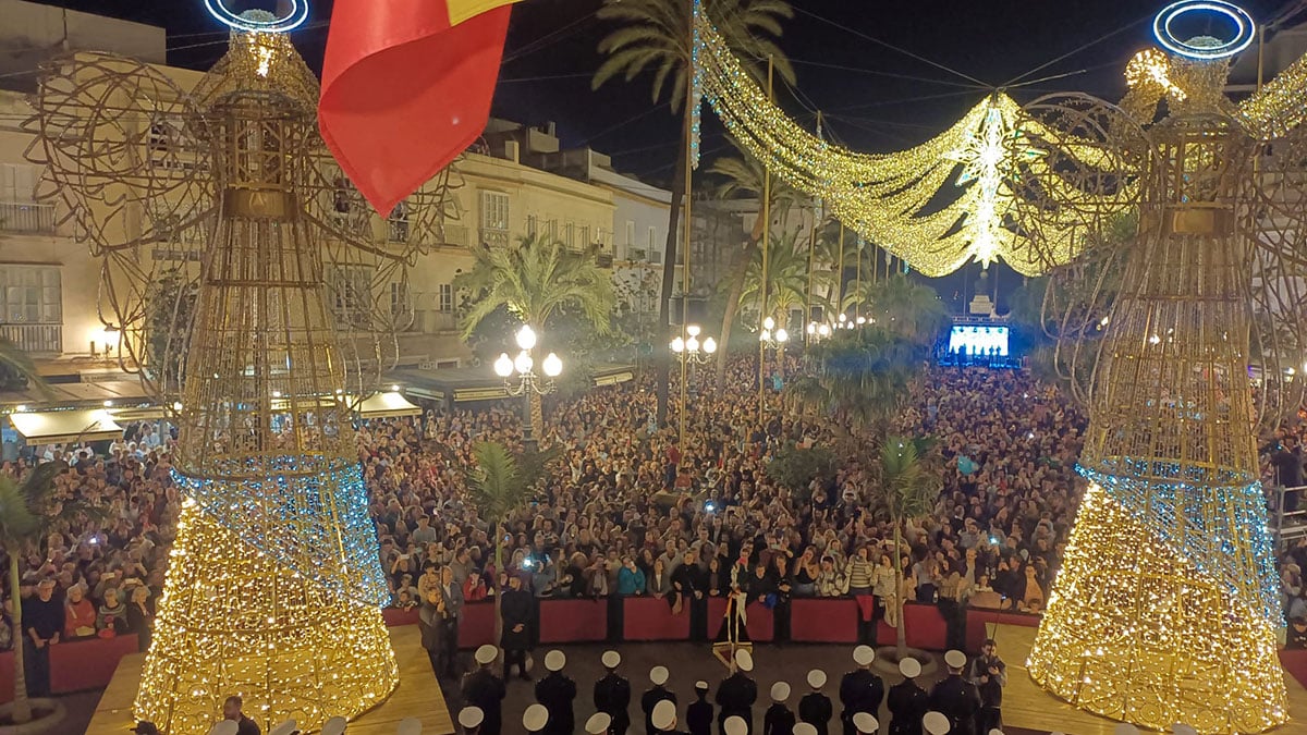 Espectacular encendido del alumbrado de Navidad en Cádiz. Así brilló (casi toda) la iluminación