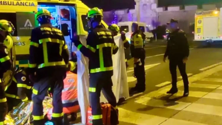 Un grupo de personas vuelca un coche para liberar a una menor atrapada tras un atropello en Cádiz