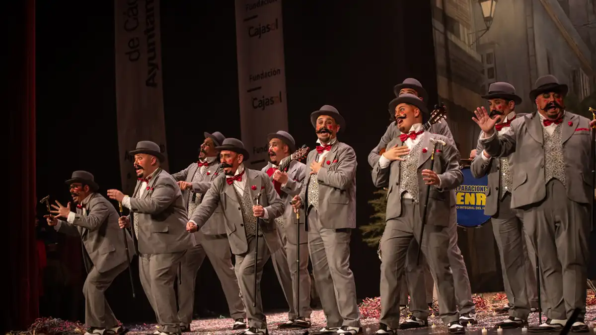 Chirigota 'Qué de gente muere por Cai' en el Gran Teatro Falla