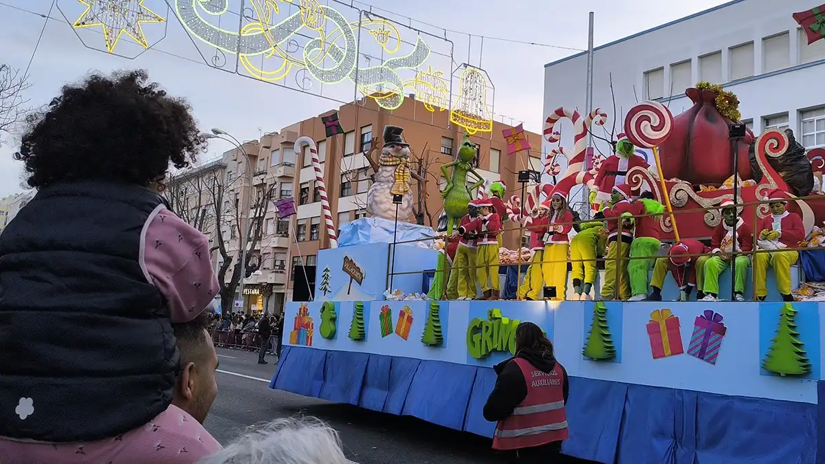 Cádiz se llena de ilusión por adelantado con una variada y mágica Cabalgata de Reyes