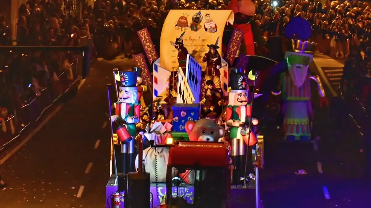 Cádiz se llena de ilusión por adelantado con una variada y mágica Cabalgata de Reyes