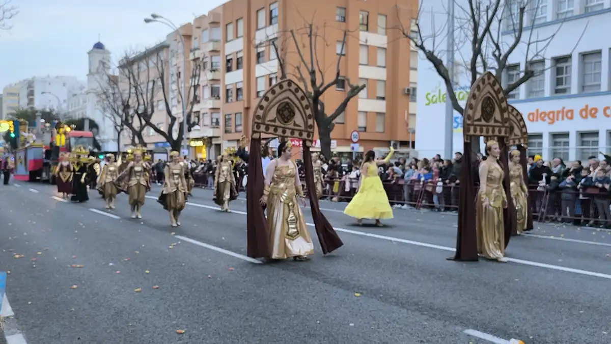 Cádiz se llena de ilusión por adelantado con una variada y mágica Cabalgata de Reyes