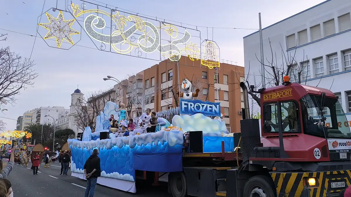 Cádiz se llena de ilusión por adelantado con una variada y mágica Cabalgata de Reyes