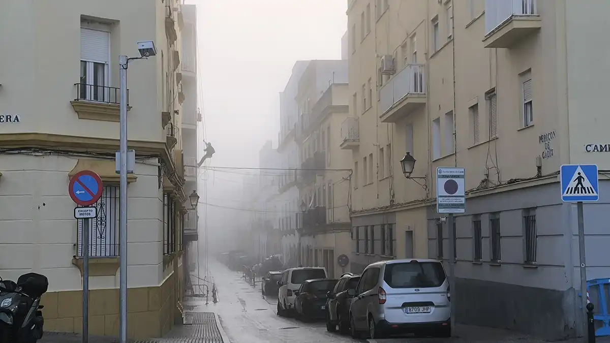 “Se les ha ido de las manos a los de la serie que Cádiz se parezca a Londres“. Imágenes curiosas de la mañana de niebla