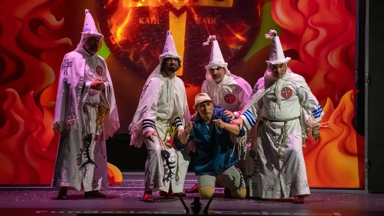 Chirigota 'Ku Kux Klan narKlan' en el Gran Teatro Falla