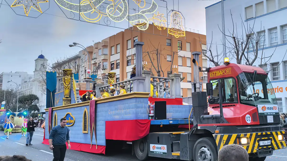 Cádiz se llena de ilusión por adelantado con una variada y mágica Cabalgata de Reyes