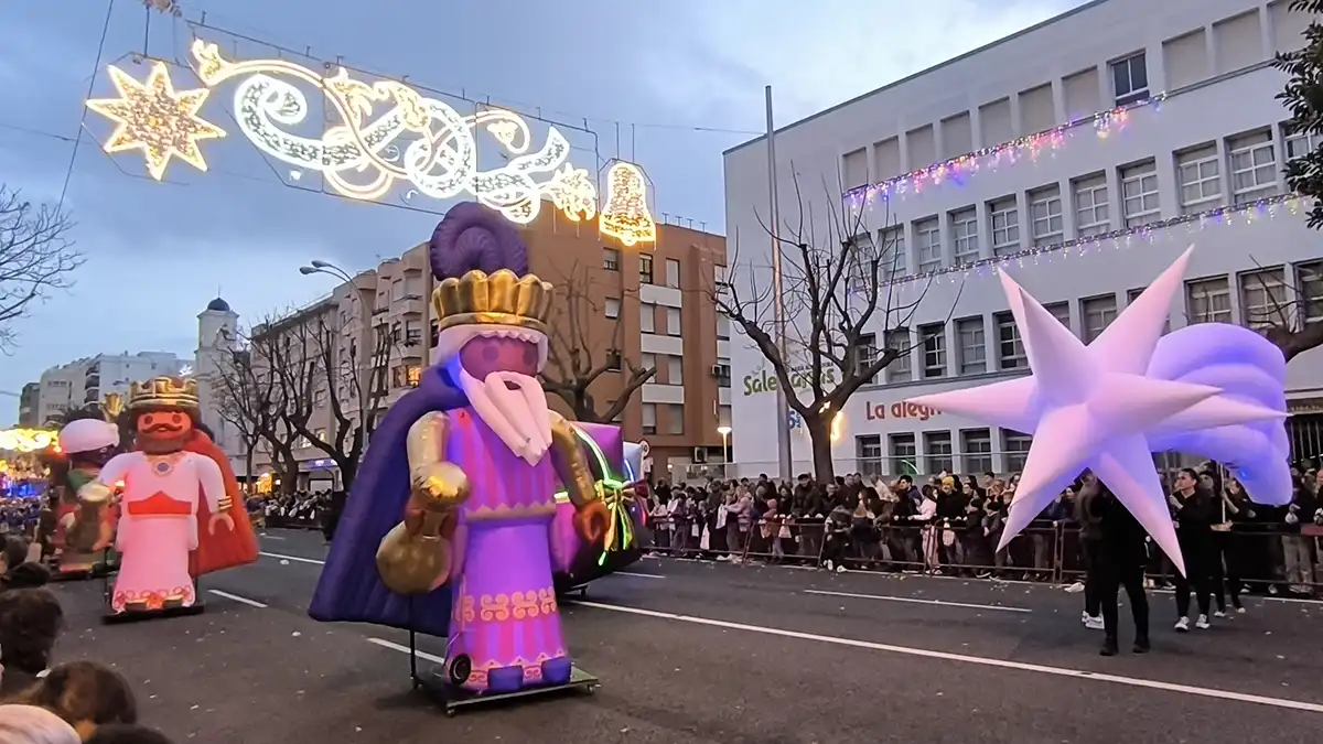 Cádiz se llena de ilusión por adelantado con una variada y mágica Cabalgata de Reyes