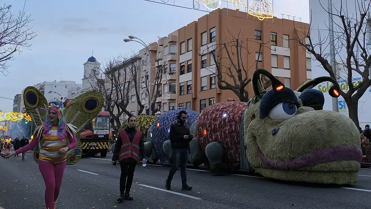 Cádiz se llena de ilusión por adelantado con una variada y mágica Cabalgata de Reyes