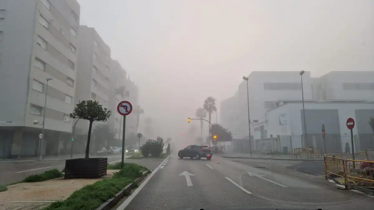 “Se les ha ido de las manos a los de la serie que Cádiz se parezca a Londres“. Imágenes curiosas de la mañana de niebla