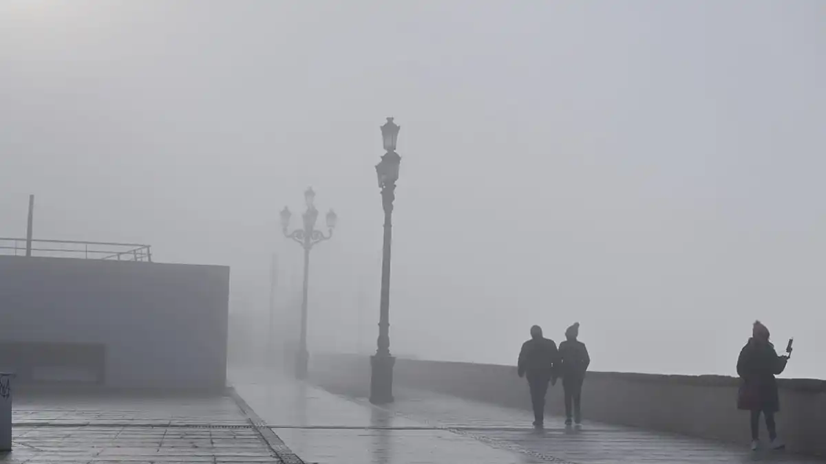 “Se les ha ido de las manos a los de la serie que Cádiz se parezca a Londres“. Imágenes curiosas de la mañana de niebla