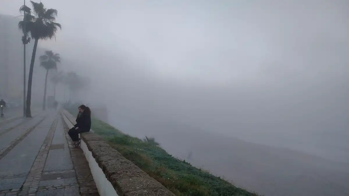 “Se les ha ido de las manos a los de la serie que Cádiz se parezca a Londres“. Imágenes curiosas de la mañana de niebla