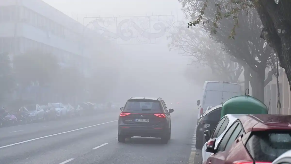 “Se les ha ido de las manos a los de la serie que Cádiz se parezca a Londres“. Imágenes curiosas de la mañana de niebla