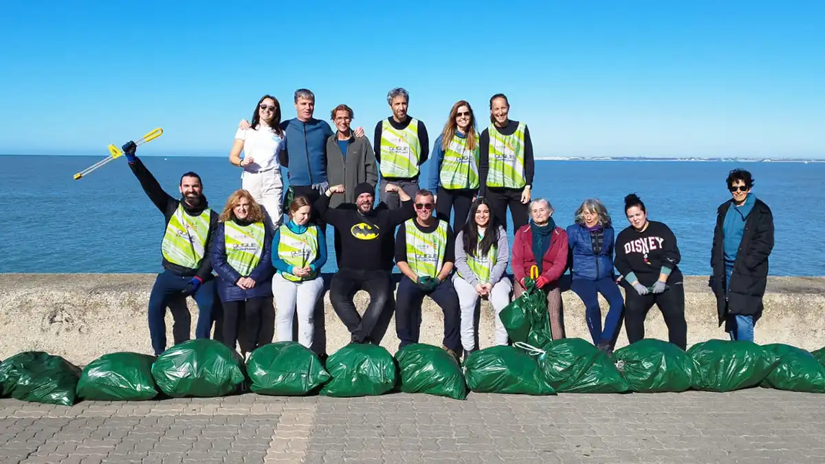 Recogen 606 kilos de basuras de la Punta de San Felipe de Cádiz