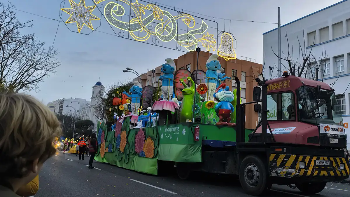 Cádiz se llena de ilusión por adelantado con una variada y mágica Cabalgata de Reyes